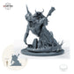 Gepanzerter Bestienreiter mit Streitaxt, Fantasy Kavallerist auf gepanzertem Reitmonster, Iron Scale Ravager – E: Größenvergleich, ca. 77 mm Gesamthöhe inklusive Base und höchstem Teil, mit 32-mm-Referenzfigur.