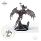 Roter Dracolich – beritten – fünf Posen – E3 – Flug: Größenvergleich, ca. 141 mm Gesamthöhe inklusive Base und höchstem Teil, mit 32-mm-Referenzfigur.