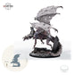 Roter Dracolich – beritten – fünf Posen – E4 – Schleichend: Größenvergleich, ca. 122 mm Gesamthöhe inklusive Base und höchstem Teil, mit 32-mm-Referenzfigur.