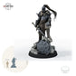 Untoter Revenant-General, Skelettkrieger mit Schwert und Rüstung: Größenvergleich, ca. 53 mm Gesamthöhe inklusive Base und höchstem Teil, mit 32-mm-Referenzfigur.