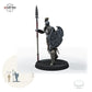 Untoter Krieger mit Speer – Stehend B: Größenvergleich, ca. 55 mm Gesamthöhe inklusive Base und höchstem Teil, mit 32-mm-Referenzfigur.