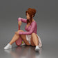 Diorama Modellbau Produktfoto 1: Sitzende Figur: Tennisspielerin mit Sportrock, Pullover & Tennisschläger (a212)