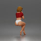 Diorama Modellbau Produktfoto 3: Sitzende Figur: Frau im Crop-Top mit gefalteten Händen am Kinn (a195)