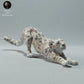 Produktfoto Tierfigur Animal Den Miniatures 2: Wildtier Tierfigur: Schneeleopard - sich streckend (22_12_19)