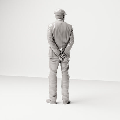 Stehende Figur: Mann mit Schirmmütze, Jacke & Pullover, Hände hinter dem Rücken (Ref. Nr. 477) - vollständige Studioansicht 4