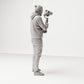 Stehende Figur: Kameramann mit Kamera auf Einhand-Stabilisator (Ref. Nr. 512) - vollständige Studioansicht 4